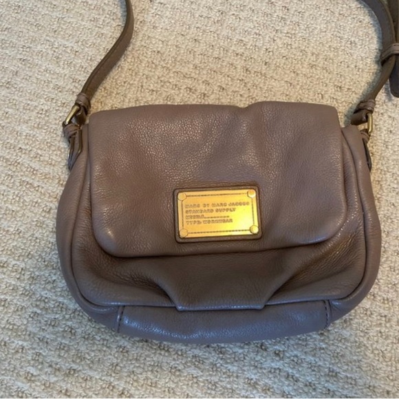 Marc By Marc Jacobs Handbags - MARC BY MARC JACOBS CROSSBODY PURSE IN A GRAYISH/TAN